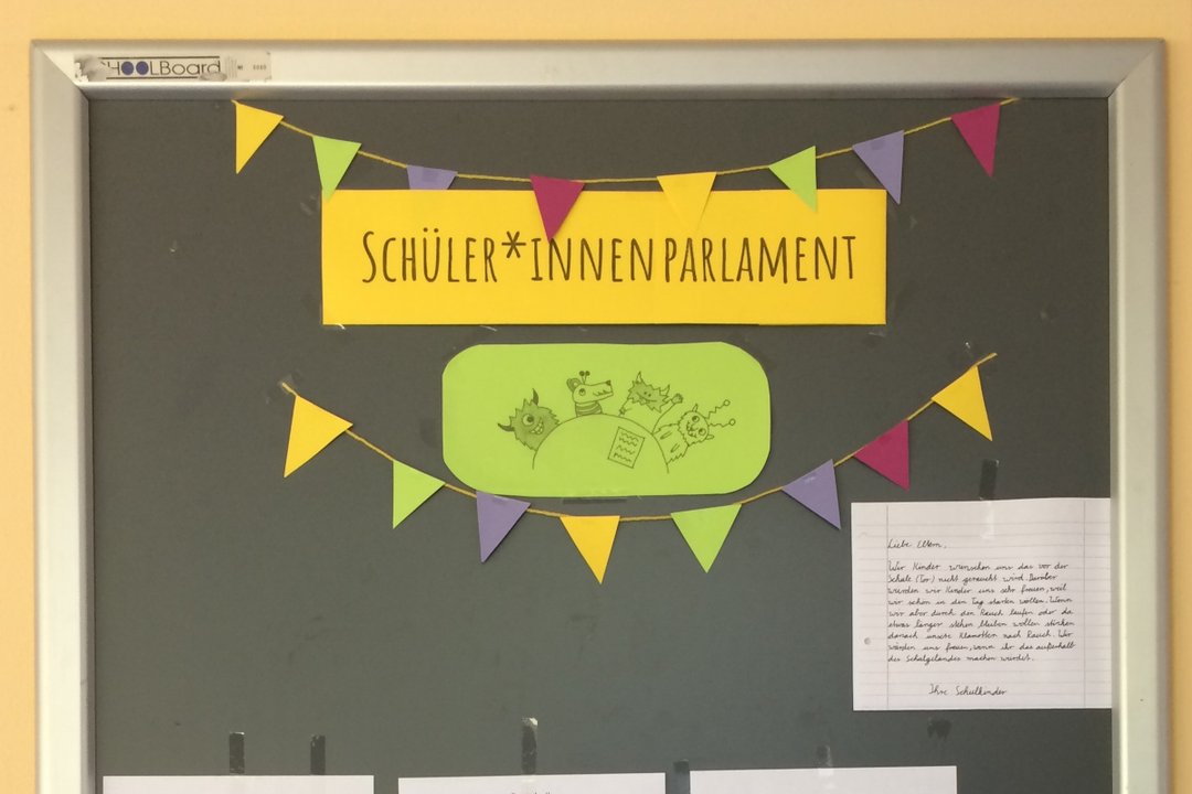 Schaukasten mit gepinntem Zettel "Schüler:innenparlament"